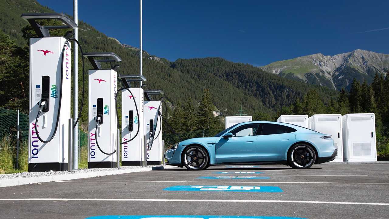 400-Volt oder 800-Volt: Welche Spannung ist für Elektroautos sinnvoll?